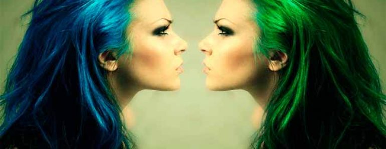 девушки близнецы с волосами разного цвета