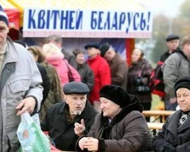 белорусские пенсионеры в очереди