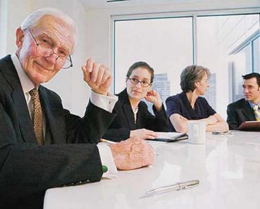 улыбающийся пенсионер