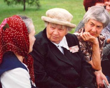 бабушки обсуждают данную новость