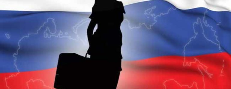 девушка переезжает в Россию