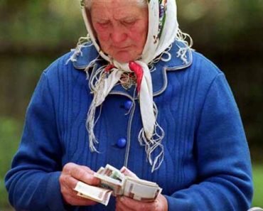 бабушка считает деньги