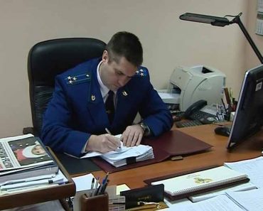 прокурор в рабочем кабинете