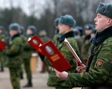 солдаты принимают присягу