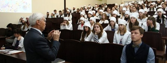 Преподаватель читает лекцию